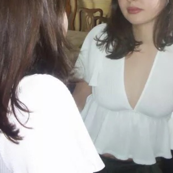 Cropped V-necked Blouse in White🕊✨ - Picture 10 of 11